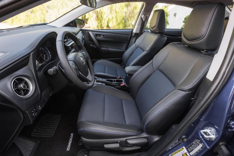 Интерьер Toyota Corolla SE 2016 года  (NA) (фото 9 из 13)